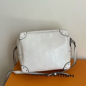 MAKE OFFER Gucci White Crossbody Bag with Minimalist Design